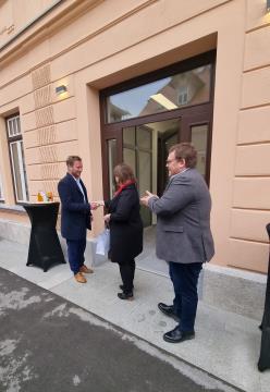 Predaja prostorov namenu - župan, direktorica, minister